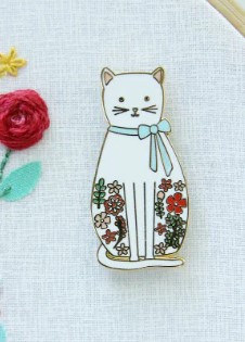 White Floral Cat Magnetic Needle Minder from Flamingo Toes
