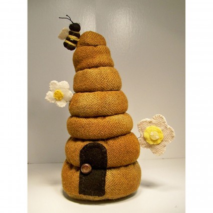 [WCP-5095] Honey Bee Tavern Pincushion from In the Patch